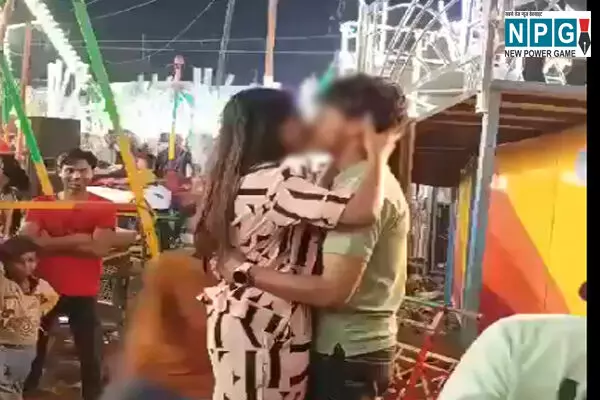 Meerut Viral Kissing Video: ट्रेन नहीं अब मेला बना अश्लीलता का अड्डा: बीच मेले में खुलेआम लड़का-लड़की के किसिंग का वीडियो वायरल, देखिए….