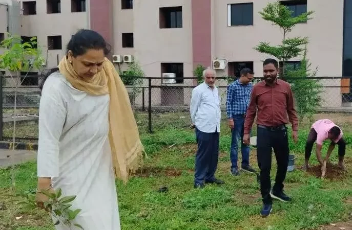 Raipur News:  एक पेड़ माँ के नाम अभियान के तहत राज्य सूचना आयोग में किया गया वृक्षारोपण