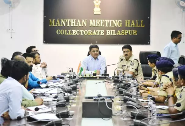 CG: क्या कलेक्टर पुलिस की बैठक ले सकता है? बिलासपुर कलेक्टर ने SDM, CSP और SDOP को बिठाकर पोलिसिंग का किया रिव्यू