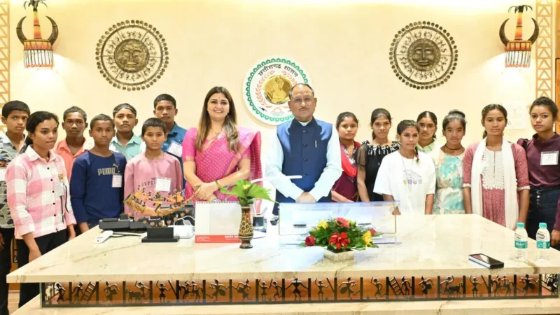 Kawardha News: अपने माता-पिता के सपनों को गढ़ने अच्छी शिक्षा पा रहे सेमरहा के बच्चे, विधानसभा परिसर में की मुख्यमंत्री विष्णु देव साय से मुलाकात