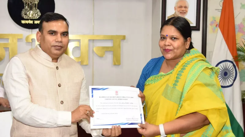 Raipur News:अतिविशिष्ट व्यक्तियों के आगमन पर उत्कृष्ट सेवा कार्य के लिए राजभवन के अधिकारियों-कर्मचारियों का सम्मान