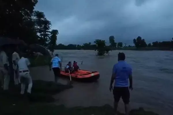 Chhatarpur News: छतरपुर में नदी में अचानक आई बाढ़, 50 से ज्यादा लोग टापू पर फंसे, NDRF ने किया रेस्क्यू