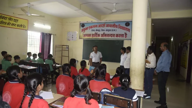 Ambikapur News: घंघरी स्थित एकलव्य और पहाड़ी कोरवा आवासीय विद्यालय सहित निर्माणधीन प्रयास विद्यालय का कलेक्टर ने किया निरीक्षण