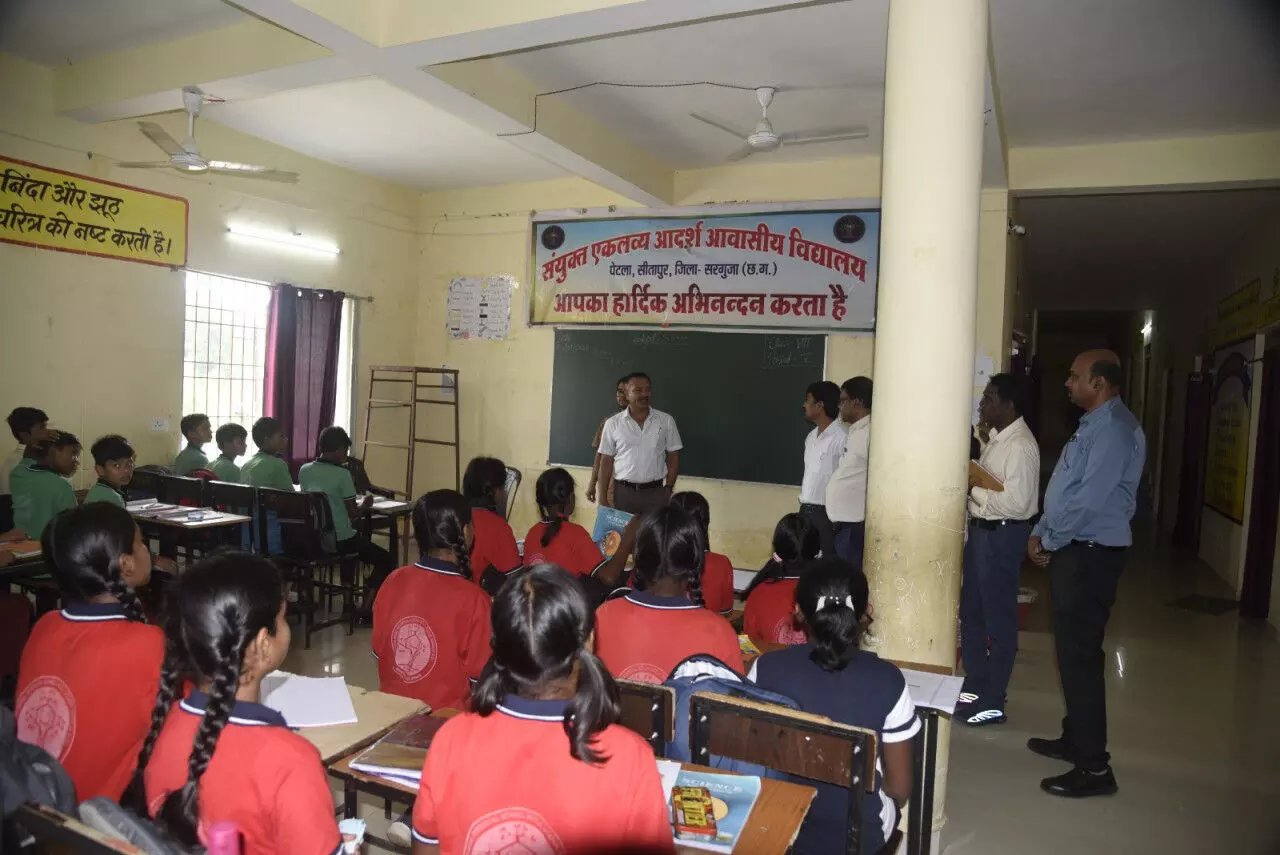 Ambikapur News: घंघरी स्थित एकलव्य और पहाड़ी कोरवा आवासीय विद्यालय सहित निर्माणधीन प्रयास विद्यालय का कलेक्टर ने किया निरीक्षण