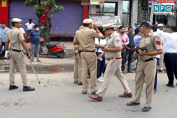 UP Police News: एसपी की कार्रवाई से मचा हड़कंप, 51 पुलिसकर्मी लाइन हाजिर, 121 का कार्यक्षेत्र बदला