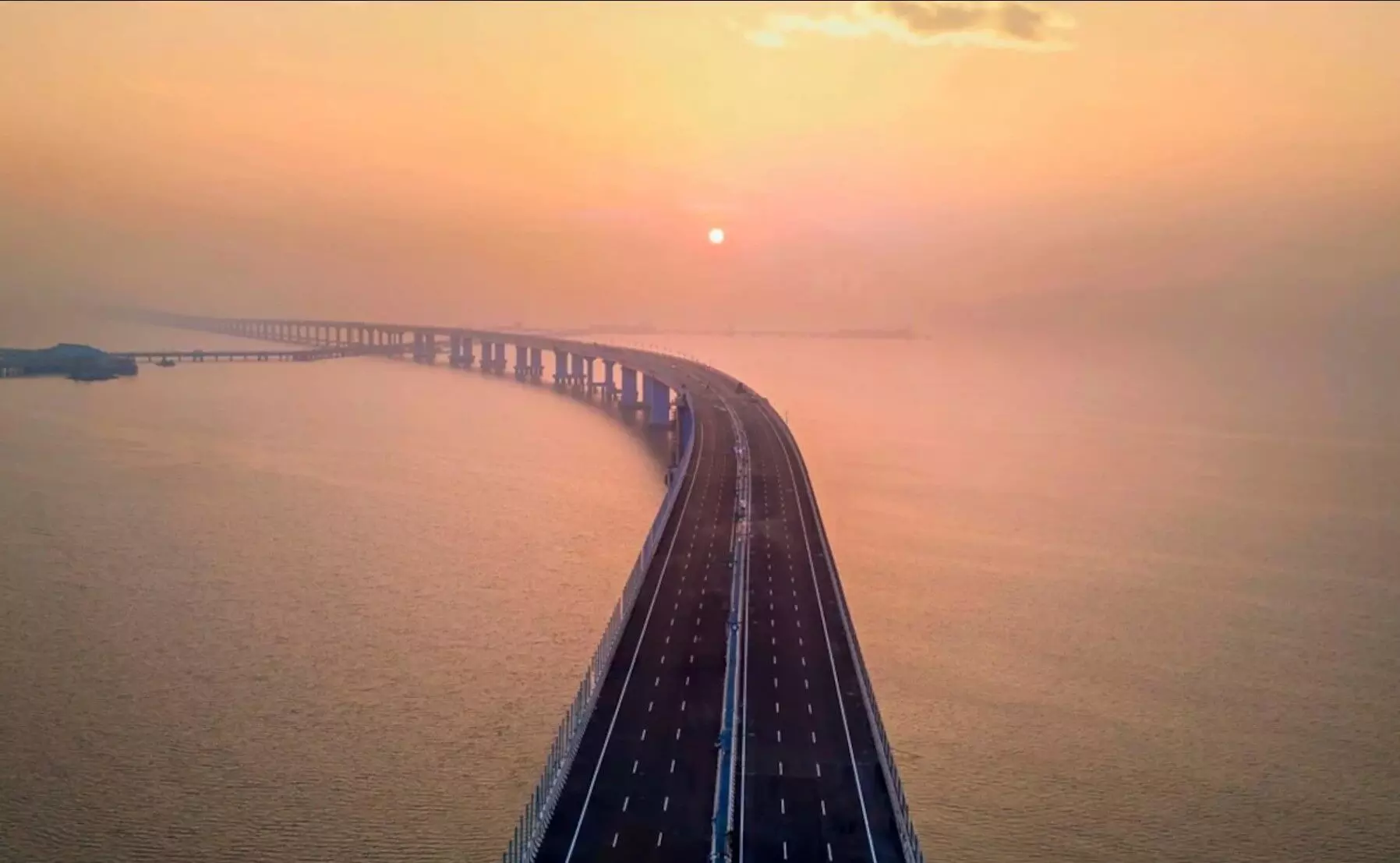 Mumbai Crime News Hindi: मुंबई में इंजीनियर ने अटल सेतु से कूदकर समुद्र में की आत्महत्या, आर्थिक तंगी से था परेशान