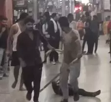 CG शर्मनाकः बिस्किट चोरी करने पर युवक को दुकानदारों ने बेहोश होते तक मारा, फिर घसीटते हुये निकाले बाहर, जीआरपी के जवान देखते रहे तमाशा