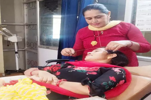 Mahasamund News: सक्षम योजना से मां और बेटी ने मिलकर खोला ब्यूटी पार्लर बनी आत्मनिर्भर