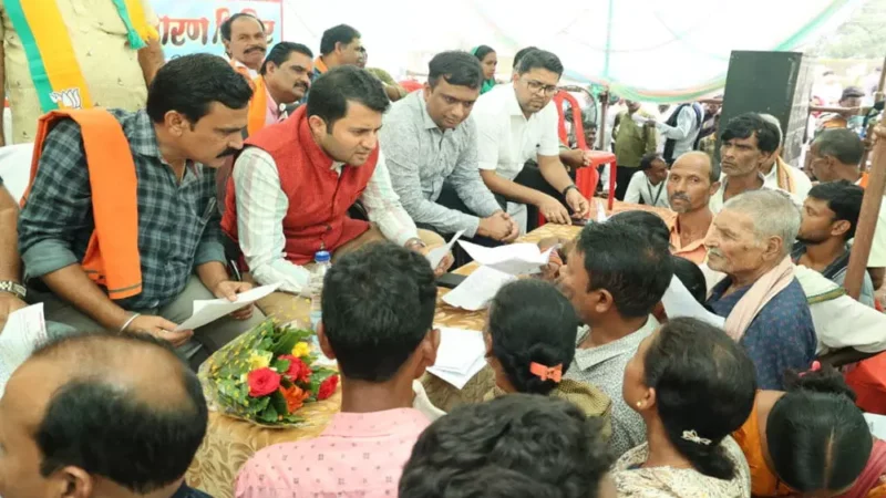 Raigarh: जिले के अंतिम छोर में पहुंचा प्रशासन, जनसामान्य के समस्याओं का किया निराकरण, लें सभी शासकीय योजनाओं का लाभ-कलेक्टर कार्तिकेया गोयल