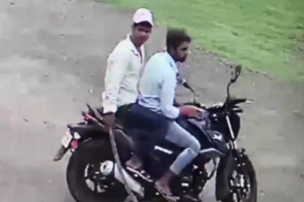 Sehore News: बेखौफ हुए बदमाश, स्कूल कैंपस में घुसकर लहराई तलवार, छात्राओं से की छेड़छाड़,