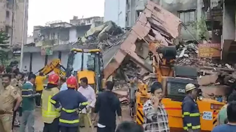 Mumbai Building Collapse: नवी मुंबई में 3 मंजिला इमारत गिरी, कई लोगों के फंसे होने की आशंका