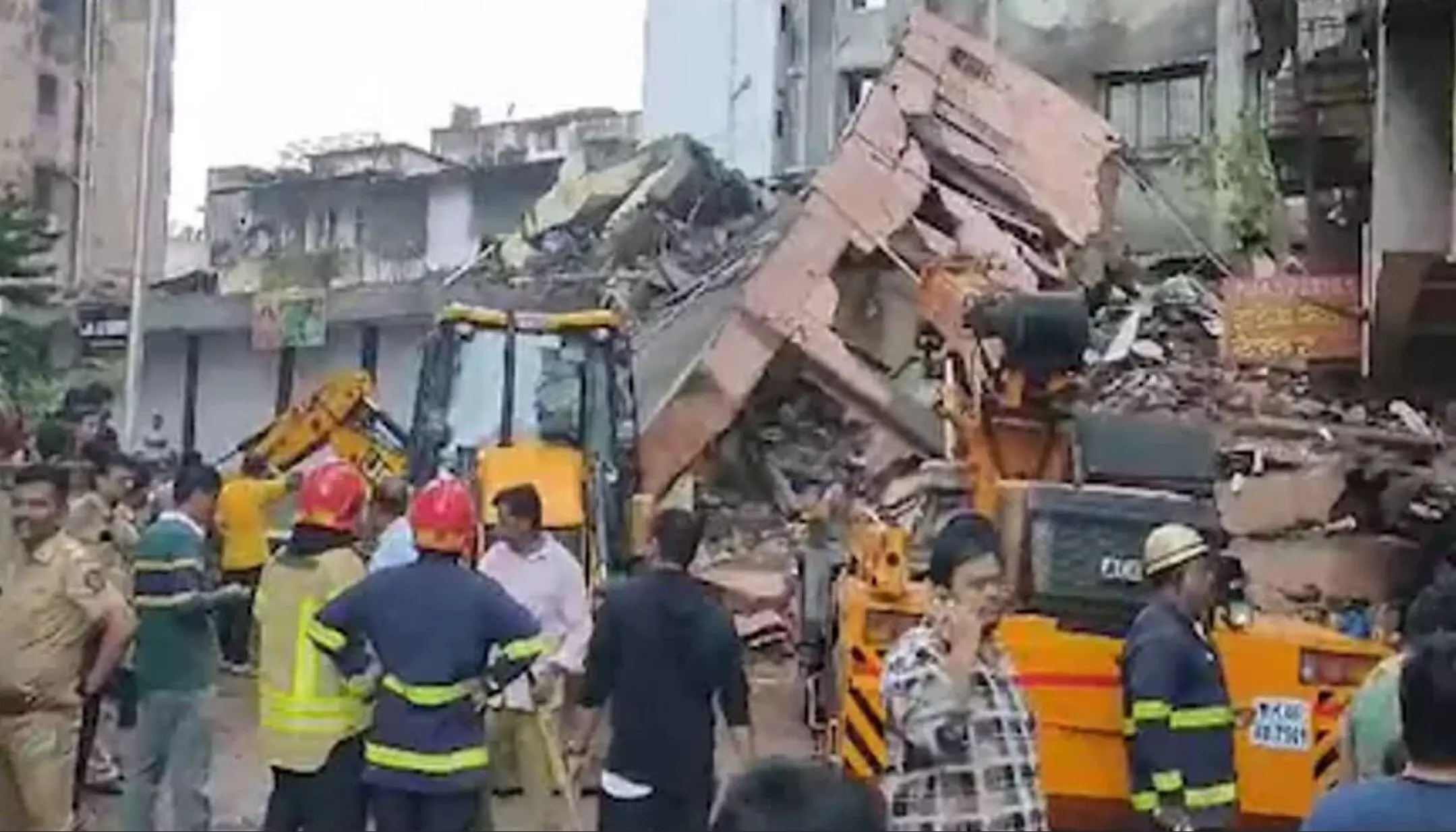 Mumbai Building Collapse: नवी मुंबई में 3 मंजिला इमारत गिरी, कई लोगों के फंसे होने की आशंका