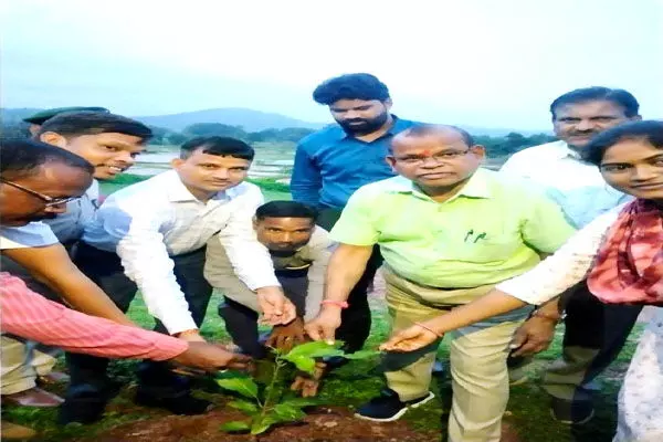 Balrampur News: संभागायुक्त ने ग्राम पंचायत ठरकी में लगाई जन चौपाल