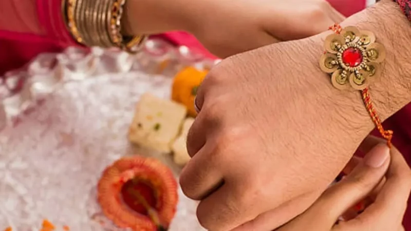 Rakshabandhan pooja rules  : अपने भैया को इस दिशा में बिठाकर बांधे रक्षासूत्र