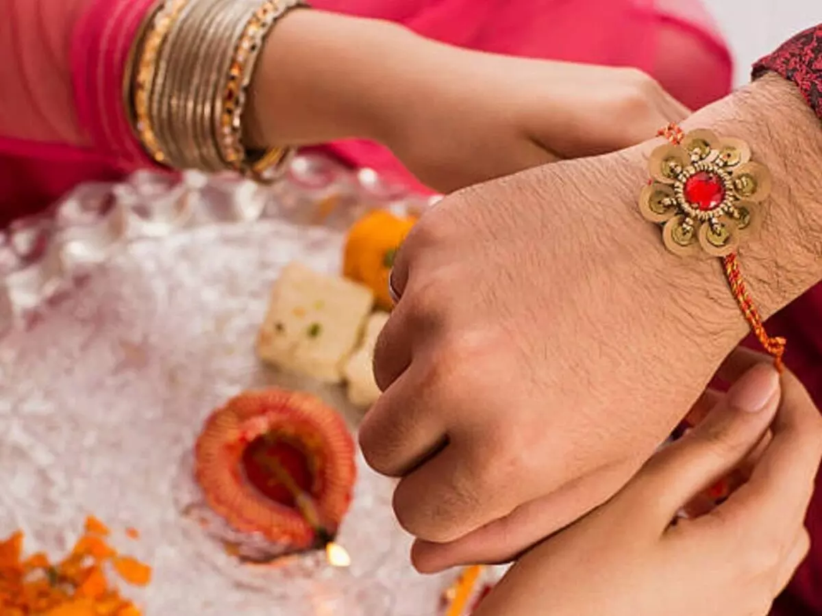 Rakshabandhan pooja rules : अपने भैया को इस दिशा में बिठाकर बांधे रक्षासूत्र