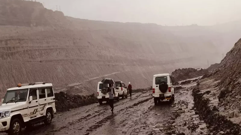 CG: एसईसीएल का अधिकारी खदान में भरे पानी में बहा, तीन ने किसी तरह बचाई जान,चौथे का रेस्क्यू जारी