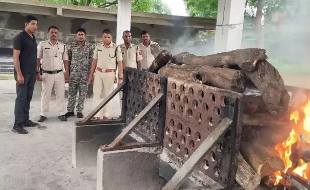 CG: पिता के अंतिम संस्कार के लिए बच्चे नहीं थे सक्षम, टीआई ने दिखाई मानवता, स्टाफ के साथ शव का कराये अंतिम संस्कार…
