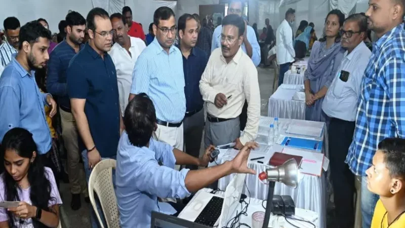 Raipur News: जनसमस्या निवारण पखवाड़ा शिविर में पहुंचे नगरीय प्रशासन विभाग के सचिव डॉ. बसवराजु एस…राशन कार्ड जल्द से जल्द वितरित करने के दिए निर्देश