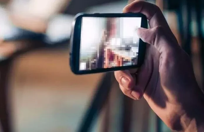 विज्ञापन बोर्ड में चलने लगी अश्लील फिल्म, आने-जाने वालों ने पुलिस से की शिकायत… जानिए कहां का है मामला