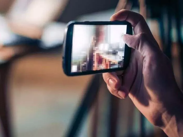 विज्ञापन बोर्ड में चलने लगी अश्लील फिल्म, आने-जाने वालों ने पुलिस से की शिकायत… जानिए कहां का है मामला