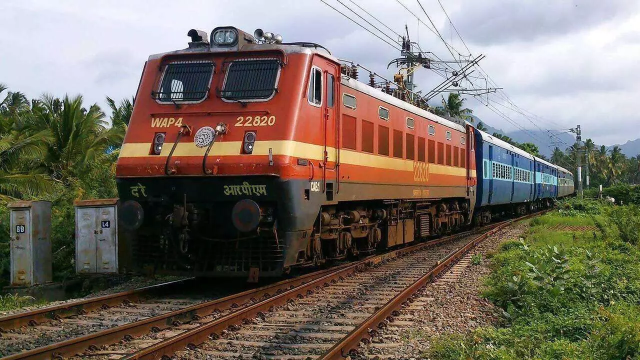 CG Train News: त्यौहारी सीजन में रेलवे का बहनों को तोहफा, 72 ट्रेन रद्द कर रिस्टोर कर दी दो ट्रेन, रेलवे की बेशर्मी जारी…