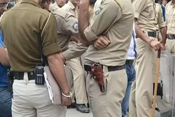 Janjgir-कांस्टेबल सस्पेंड: जेल जाते वक्त पुलिस सुरक्षा से आरोपी भागा, लापरवाही बरतने वाले आरक्षक को एसपी ने किया निलंबन