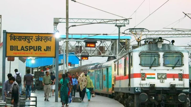 Fengal Cyclone: 'फेंगल' का रेलवे पर पड़ा बड़ा असर, ट्रेनें हो रही घंटों लेट, स्टेशन में घंटों ठंड में इंतजार कर रहे यात्री