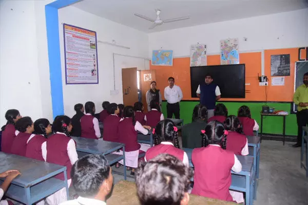 Kondagaon News: कलेक्टर कुणाल दुदावत ने किया अंदरुरी क्षेत्रों में संचालित विकास कार्यों का निरीक्षण