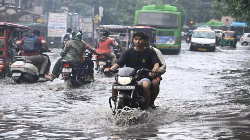 Aaj Ka Mausam 01 August 2024: दिल्ली NCR में बारिश का कहर, स्कूल बंद, जानें कौन-कौन से इलाके हैं प्रभावित