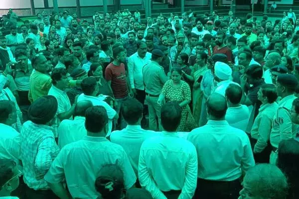Chhattisgarh Crime News: मासूम के साथ दुष्कर्म पर पर्दा डालने वाले बड़े पब्लिक स्कूल का घेराव: प्रचार्या के गोलमोल जवाब से उखड़े पालक