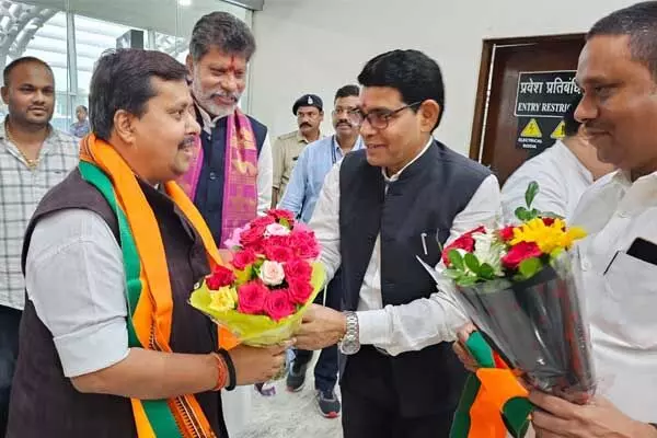 Political news: बीजेपी प्रदेश प्रभारी पहुंचे रायपुर: प्रदेश प्रभारियों की ले रहे हैं बैठक, पार्टी के आगामी कार्यक्रमों और रायपुर में उप चुनाव को लेकर कहा…