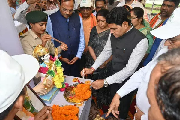 Balodabazar: पौधों की देखभाल अपने बच्चों की तरह करें : मंत्री टंक राम वर्मा