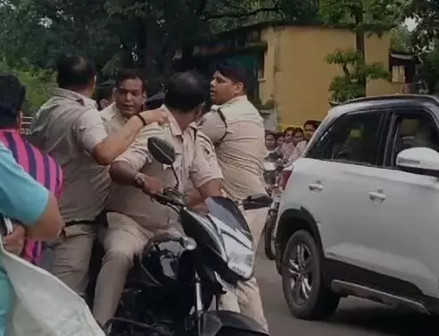 Bilaspur News: आपस में भिड़े पुलिसकर्मी, जमकर मारपीट का वीडियो वायरल, देखें…