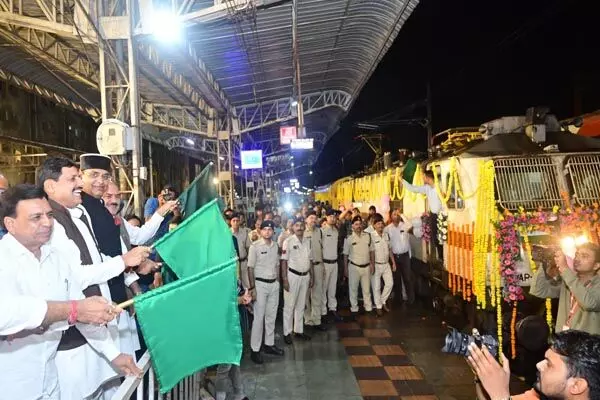 MP Train News: भोपाल से रीवा के बीच शुरू हुई नई एक्सप्रेस ट्रेन, CM मोहन यादव ने दिखाई हरी झंडी
