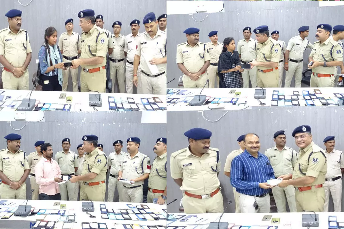 Balodabazar: चोरी हुए मोबाइल फिर से पाकर खुशी से खिले लोगों के चेहरे, पुलिस ने 32 लाख के 230 मोबाइल मालिकों को लौटाए