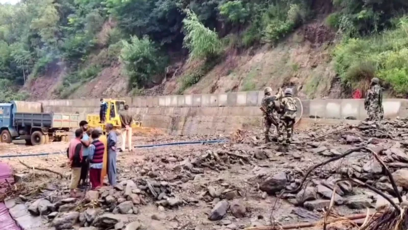 Jammu Kashmir Cloud Burst: बारिश का कहर, देश के 22 राज्यों में अलर्ट, जम्मू-कश्मीर में बादल फटने से श्रीनगर-लेह हाईवे बंद