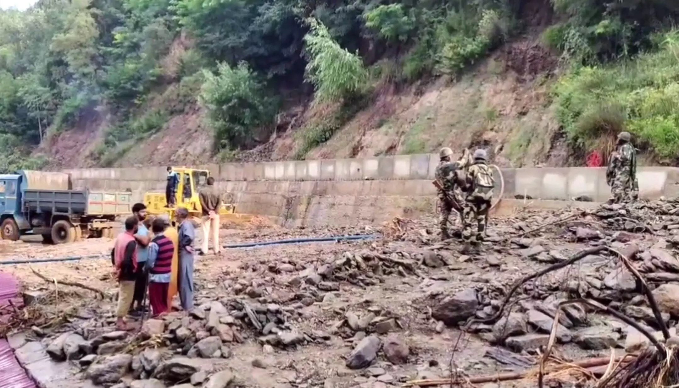 Jammu Kashmir Cloud Burst: बारिश का कहर, देश के 22 राज्यों में अलर्ट, जम्मू-कश्मीर में बादल फटने से श्रीनगर-लेह हाईवे बंद