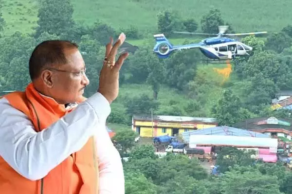 Vishnu Deo Sai: सीएम विष्‍णुदेव हेलीकॉप्‍टर से कावड़‍ियों पर की पुष्‍प वर्षा: कवर्धा रवाना होने से पहले धारा 370 को लेकर दिया है यह बयान