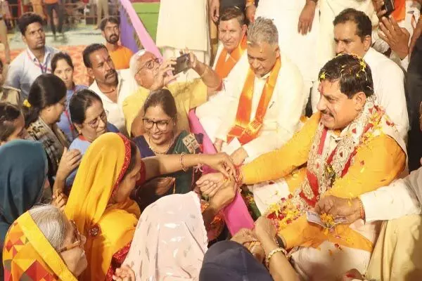 Shajapur News: लाड़ली बहनों ने CM मोहन को बांधी 20 फीट की राखी, तोहफे में मिला 20 करोड़ की लागत से तैयार मातृ-शिशु चिकित्सालय