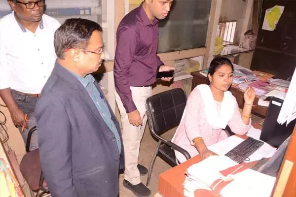 Raipur News: CG एक्‍शन में कावरे, 25 कर्मचारियों को नोटिस: संभाग आयुक्‍त ने 3 कार्यालयों का किया औचक निरीक्षण
