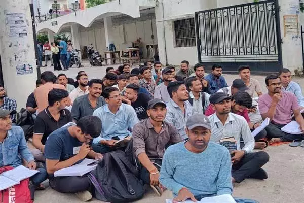 Bilaspur News: विरोध प्रदर्शन का अनोखा तरीका: सेंट्रल लाइब्रेरी से निकलकर युवा करने लगे सड़क पर पढ़ाई