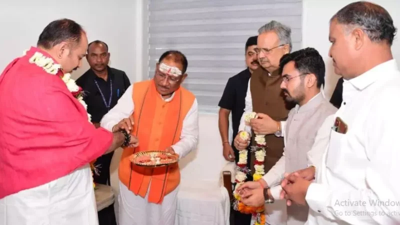 Pandit Pradeep Mishra: CM विष्णुदेव ने कथावाचक पंडित प्रदीप मिश्रा से की मुलाकात, बोले-पावन श्रावण मास चल रहा है…