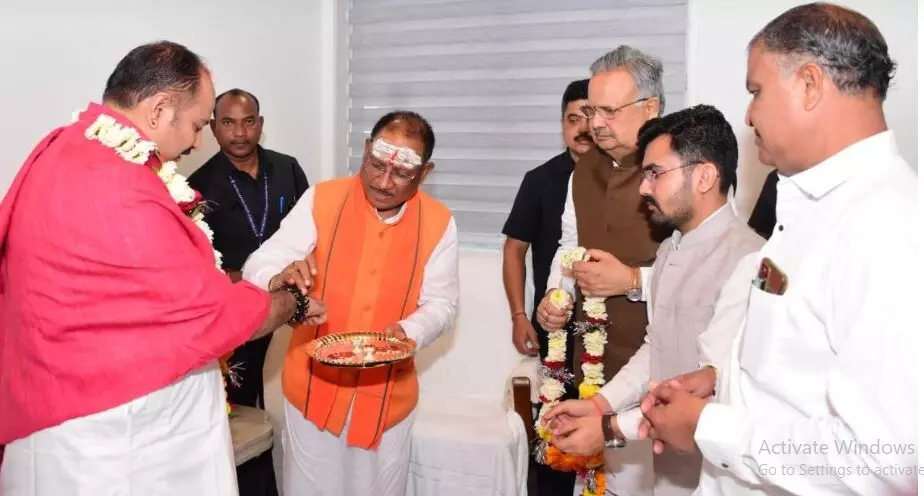 Pandit Pradeep Mishra: CM विष्णुदेव ने कथावाचक पंडित प्रदीप मिश्रा से की मुलाकात, बोले-पावन श्रावण मास चल रहा है…