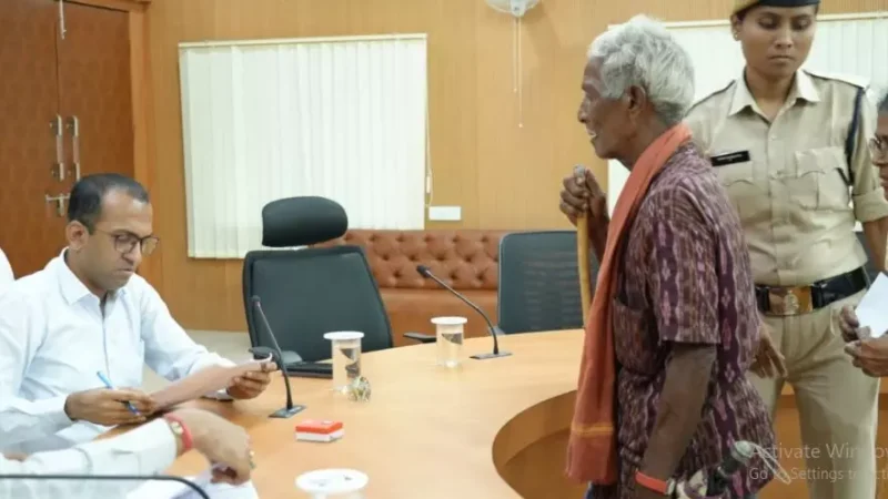 Korba News: स्कूली बच्चों के साथ कलेक्टर जनदर्शन में आये पालकों को कलेक्टर की सलाह, बोले- न आए अभिभावक…