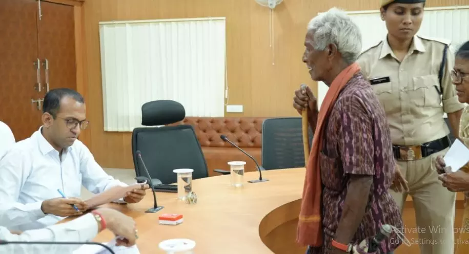 Korba News: स्कूली बच्चों के साथ कलेक्टर जनदर्शन में आये पालकों को कलेक्टर की सलाह, बोले- न आए अभिभावक…