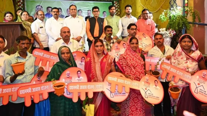 Balodabazar News: राजस्व मंत्री टंकराम वर्मा ने पीएम आवास के हितग्राही को कराया गृह प्रवेश