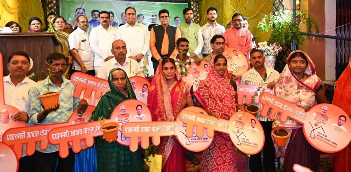 Balodabazar News: राजस्व मंत्री टंकराम वर्मा ने पीएम आवास के हितग्राही को कराया गृह प्रवेश