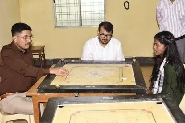 Bilaspur News: दो आईएएस अफसरों ने बैगा आदिवासी छात्रा के साथ कैरम बोर्ड पर आजमाए हाथ