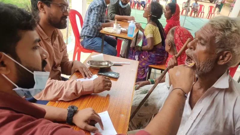 Dhamtari News: ग्राम मोहेरा में आयोजित मुख स्वास्थ्य जांच शिविर में 95 लोगों का किया गया पंजीयन