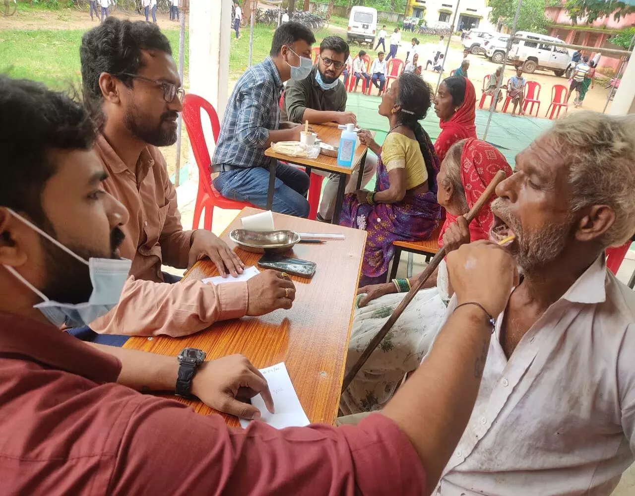 Dhamtari News: ग्राम मोहेरा में आयोजित मुख स्वास्थ्य जांच शिविर में 95 लोगों का किया गया पंजीयन